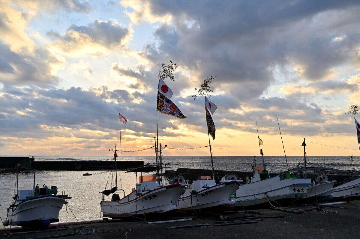 大漁旗が飾られた漁船