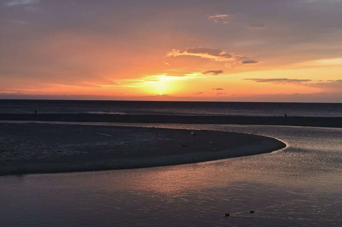 三島海岸の朝日（橋の上から）