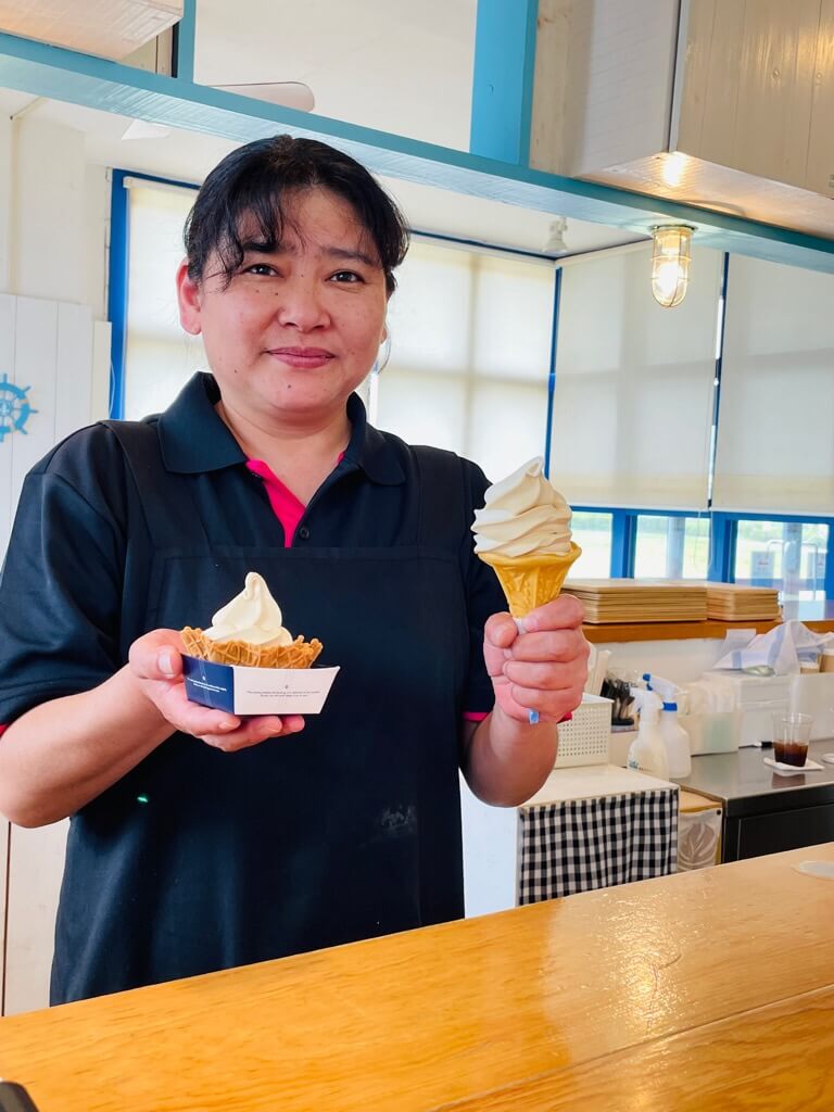 道の駅ちくら潮風王国にて２種類の新作ソフトを販売する