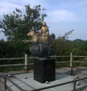 滝田城址と伏姫八房翔天の像