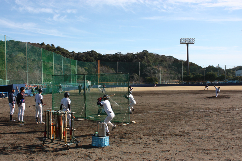 千倉総合運動公園で練習に励む新潟医療福祉大学硬式野球部の皆さん