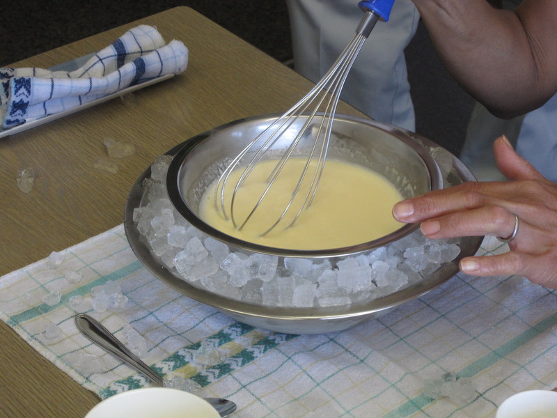 南房総産の牛乳を使ったアイスクリーム作り