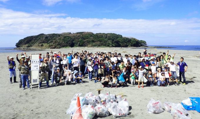 沖ノ島での海岸清掃活動