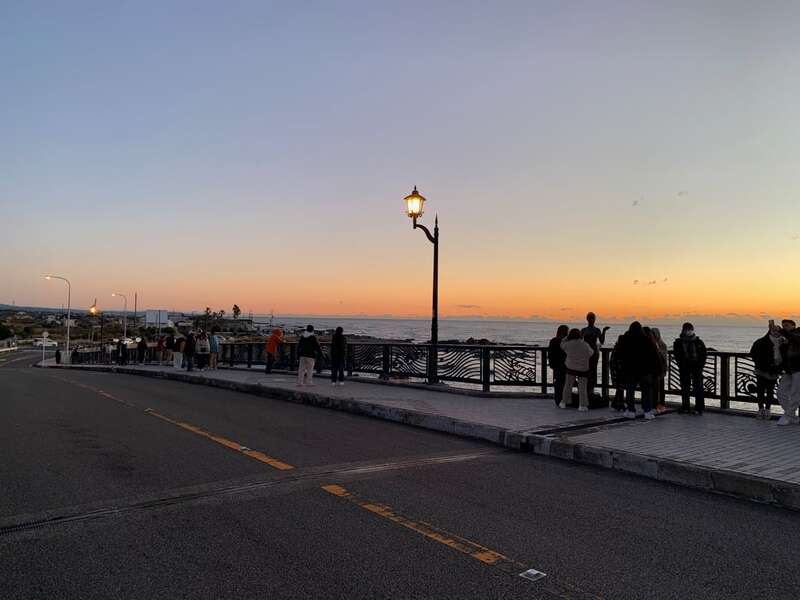 海岸線、日の出を待つ人々２